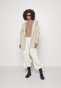 Noisy May NMCOZY SHACKET HOOD - Puspaltis - white pepper