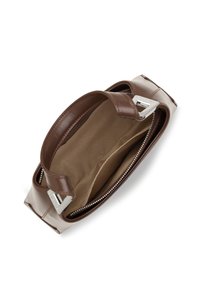 Borsa a mano in pelle marrone con finitura liscia, dotata di una cerniera metallica, fodera interna beige e manici superiori doppi.