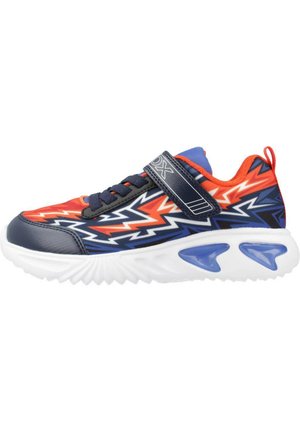 Rote und blaue Sportschuhe mit Blitzmuster, oberer Teil aus navyfarbenem Synthetik, weiße Sohle mit transparenten Akzenten und einem verstellbaren Riemen.