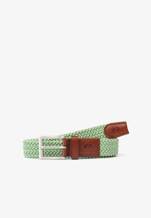 Ceinture en tissu tressé vert clair avec boucle en métal argenté et accents en cuir marron embossés d'un logo, posée à plat sur fond blanc.