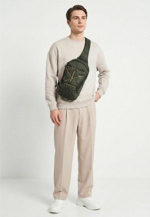 Jack Wolfskin, CYROX UMHÄNGETASCHE 23 CM UNISEX - Schoudertas - rich olive