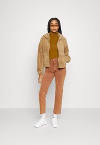 Pieces PCCARLI ZIP HOODIE - Casaco polar - tigers eye