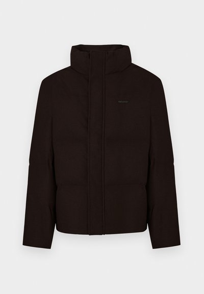 Melna pūtīga virsjaka ar augstu apkakli, priekšējo rāvējslēdzēja aizdari un polsterējumu. Uz krūtīm smalks logotipa elements un gluda tekstūra.