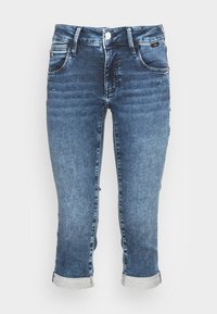 Jean en denim bleu raccourci avec revers repliés, bouton sur le devant, fermeture éclair et design à cinq poches.