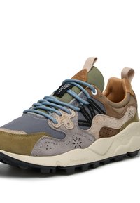 Bunt gefärbter Sneaker aus einer Mischung von grauen, grünen, braunen und blauen Materialien. Wildleder- und Mesh-Oberflächen mit einer strapazierfähigen Gummisohle.