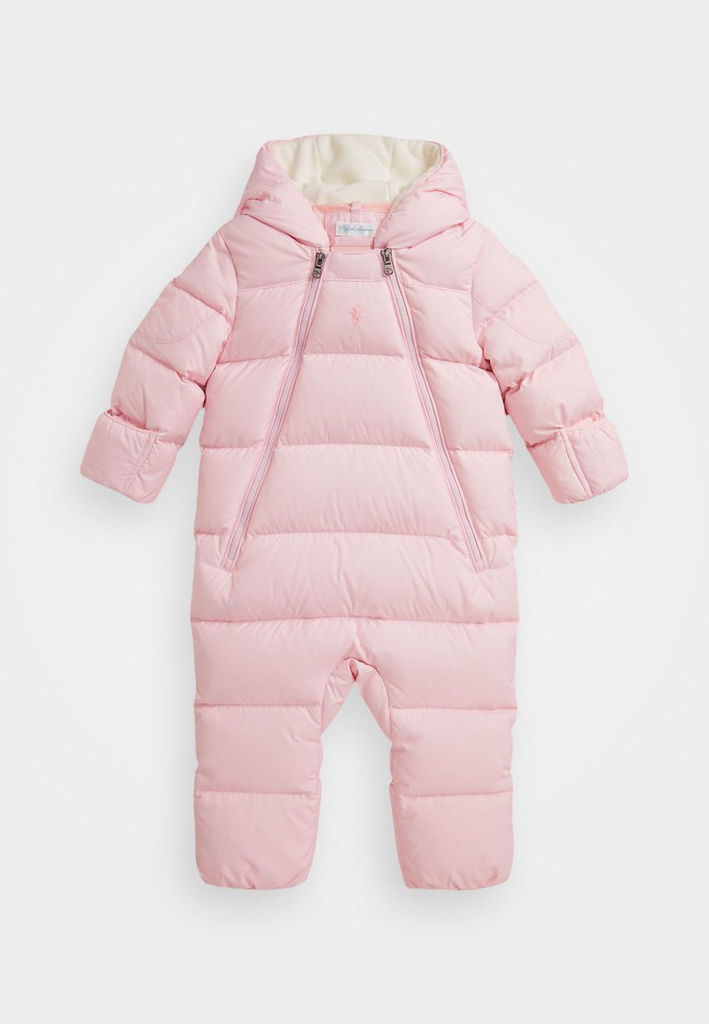 Tuta da neve rosa a compressione con cappuccio, dotata di chiusura con zip e fodera in peluche, presenta sezioni trapuntate e polsini elastici per una vestibilità aderente.