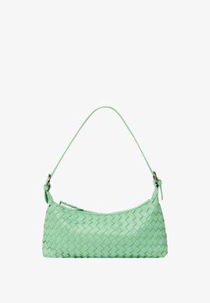 Vævet mintgrøn læderhåndtaske med en buet form, enkelt skulderrem og lynlåslukning. Den strukturerede overflade forbedrer det visuelle udtryk.