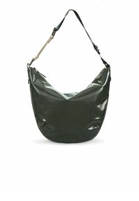 Groene glanzende hobo tas met een slonzige vorm, voorzien van een gestructureerde schouderriem en een ritsluiting aan één kant. Gladde materiaalafwerking.