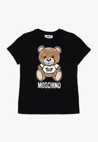 T-shirt in cotone nero con design di un orsetto in stile cartone animato con la scritta "Toy" e "MOSCHINO" sotto in bianco. Maniche corte, scollatura a girocollo.