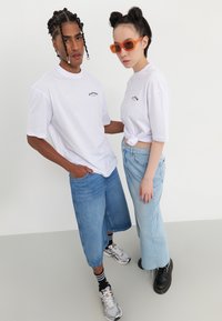 YOURTURN UNISEX - Potiskana majica - white