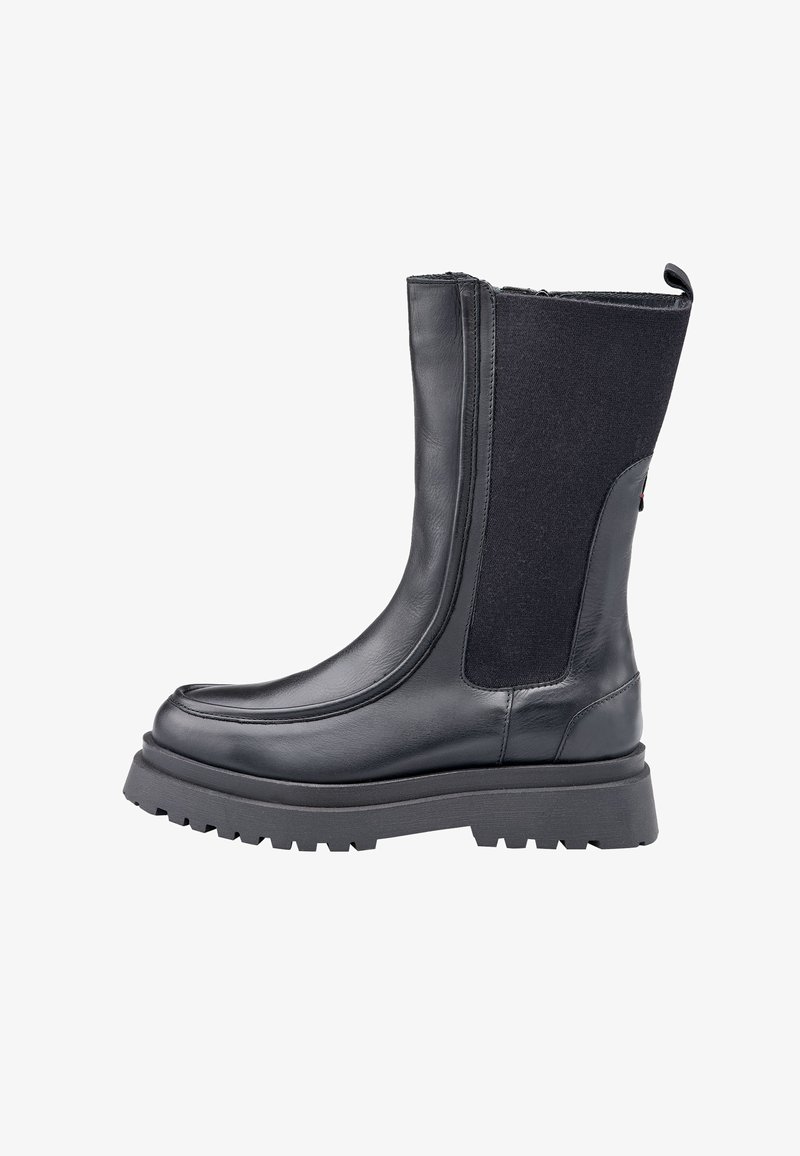 Czarne botki za kostkę wykonane ze skóry i tkaniny, z gładką cholewką, elastycznym panelem oraz masywną gumową podeszwą z bieżnikowaną powierzchnią.