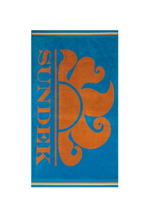 Asciugamano blu con un grande sole arancione stilizzato e la scritta "SUNDEK" accanto, con bordi a righe in alto e in basso.