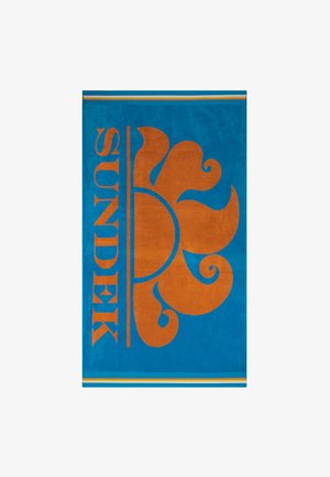 Asciugamano blu con un grande sole arancione stilizzato e la scritta "SUNDEK" accanto, con bordi a righe in alto e in basso.