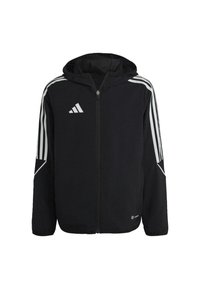 Zwarte zip-up jack met capuchon, voorzien van een wit drievoudig streepdesign op de mouwen en een logo op de borst. Gemaakt van een gladde, ademende stof.