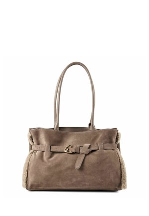 Sac à main en daim marron avec longues anses, détail ceinture avec boucle dorée et bordure en shearling sur les côtés.