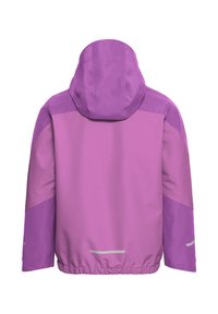 Veste imperméable violet avec capuche, dotée d'un empiècement d'un violet foncé contrastant, de poignets élastiqués et d'un accent réfléchissant à l'ourlet.
