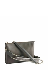 Borsa a tracolla in pelle grigia con finitura testurizzata, chiusura con zip e tracolla regolabile con la scritta "LONDON" in lettere bianche.