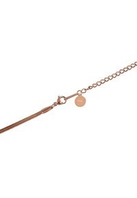 Chaîne en or rose avec un design tressé texturé, équipée d'un fermoir mousqueton et d'un pendentif circulaire gravé de "CHIC".