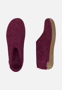 Soft burgundy felt slippers with beige soles, one shown top view and the other side view, designed for indoor comfort.