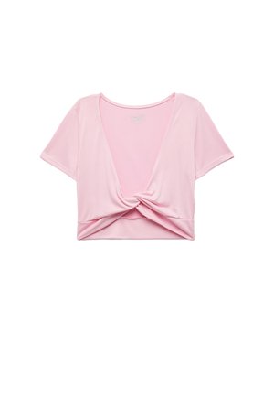 Różowy, krótki t-shirt z miękkiego materiału, z głębokim dekoltem w serek, krótkimi rękawami oraz szczegółem w postaci węzła z przodu u dołu.