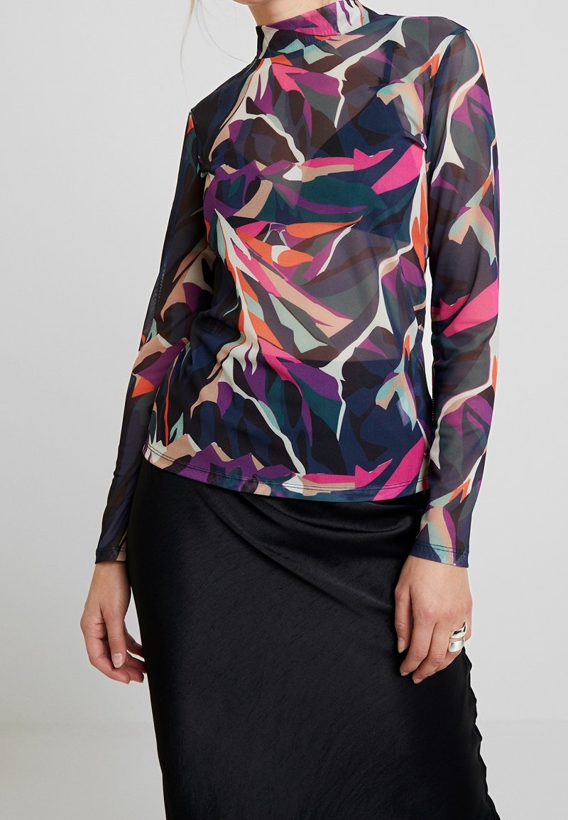 Långärmad, mångfärgad topp med hög hals, abstrakta bladmönster i lila, orange, grön och svart, tillverkad av genomskinligt material.