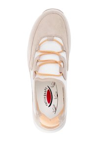 Lichtbeige sportshoe van suede en mesh materialen. Voorzien van oranje veters en een zachte, gevoerde binnenkant met een patroon op de binnenzool.