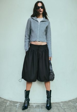 Bershka, PARACHUTE BERMUDA SHORTS WITH BUCKLES - Short - black