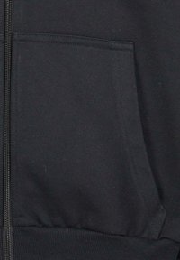 Čierna mikina na zips vyrobená z jemného bavlneného zmesi, s hladkou textúrou, dvoma prednými vreckami a rebrovanými manžetami a lemom.