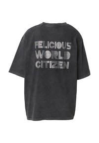 Černé oversized tričko s výrazným, texturovaným kovovým nápisem na zádech "FELICIOUS WORLD CITIZEN." Bavlněný materiál.