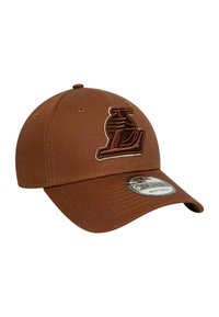 Braune Baseballmütze mit gesticktem Logo, strukturiertem Design, verstellbarem Riemen und gebogenen Schirm. Texturiertes Gewebe mit Belüftungsöffnungen.