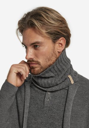 Pull en maille côtelée gris avec un col montant et une ouverture à boutons, tissu texturé et accent étiquette sur le col. Présente un design à col haut.
