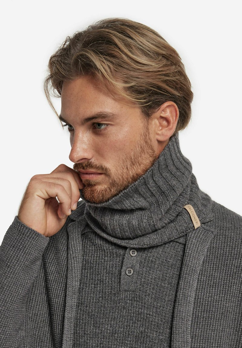 Grauer gerippter Rollkragenpullover mit einem geknöpften Ausschnitt, strukturiertem Stoff und einem Etikettakzent am Kragen. Verfügt über ein hohes Kragen-Design.