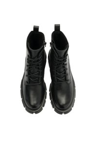 Botas de tobillo de cuero negro con superficie texturizada, cierre con cordones y cremalleras laterales. Presenta una suela robusta para mayor tracción.