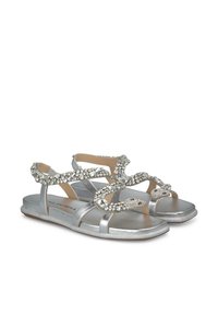Zilveren platte sandalen met een gestructureerd bandontwerp, voorzien van doorzichtige studs, een gladde metallic afwerking en een open teenstijl.