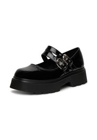 Zapato Mary Jane de charol negro con suela gruesa de goma, equipado con dos correas ajustables y detalles metálicos plateados. Diseño de punta redondeada.