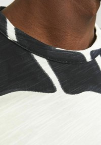 Jack & Jones PREMIUM ALL OVER RUNDHALS - T-shirt med print - snow white