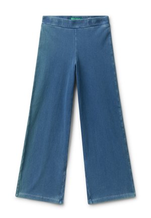 Blaue Jeans mit weitem Bein, hoher Taille und ohne sichtbare Verschlüsse, flach auf weißem Hintergrund liegend.