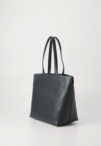 Svart skinn tote bag med to slanke håndtak, rektangulær form, teksturert overflate og uten synlig maskinvare eller mønstre.