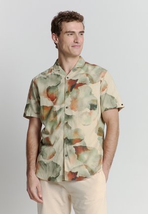 Korte mouw shirt van lichtgewicht stof met een abstract aquarelpatroon in groen, oranje en beige, voorzien van zwarte knopen.