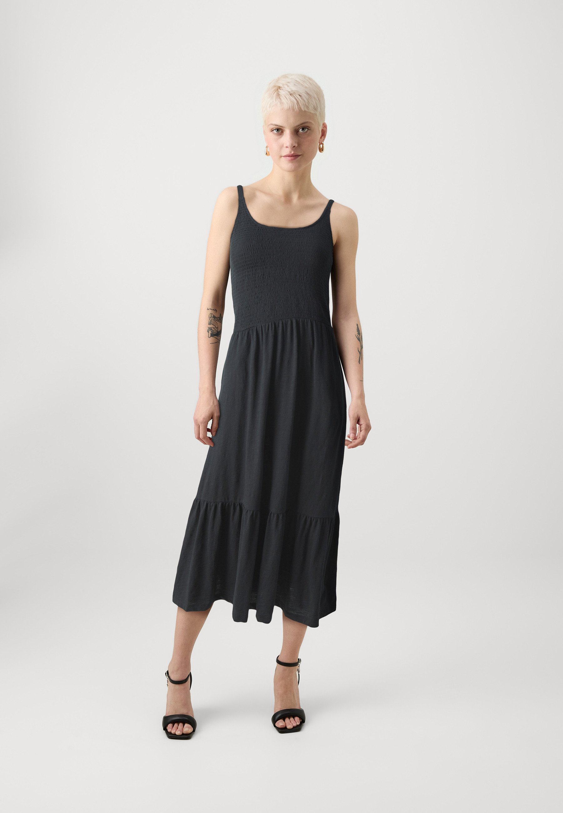 GAP Petite SMOCKED MIDI DRESS - Day dress - true black/black - Zalando.co.uk