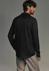 Next REGULAR FIT SELF STRIPE SINGLE CUFF - Skjorter - black