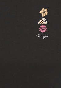 Svart t-skjorte med blomsterdesign, en stilisert bølge i leopardmønster og en rosa sol med et hjerte, komplettert med "Roxy"-tekst.