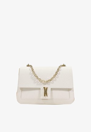 Bolso de hombro de cuero blanco con cadena dorada como correa y cierre dorado en la solapa frontal.
