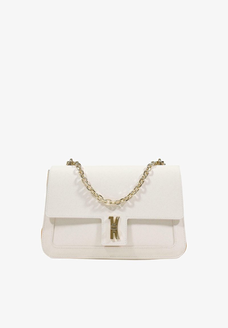 Witte leren schoudertas met gouden kettingriem en gouden sluiting op het voorvak.