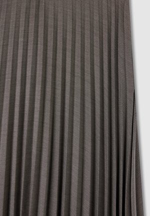 Tessuto grigio a pieghe con strisce verticali e una morbida consistenza. Il materiale appare leggero, con una sottile lucentezza e qualità di caduta.