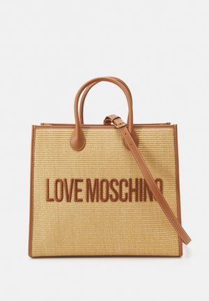 Sac cabas tissé beige Love Moschino avec des finitions en cuir couleur camel, deux anses et une longue bandoulière.