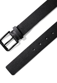 Curea din piele neagră cu o suprafață texturată, având o cataramă din metal negru și mai multe găuri de ajustare pe lungimea curelei.