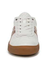 Sneaker bianco con tomaia in pelle liscia, suola in gomma e lacci prominenti. Presenta accenti marrone chiaro e strisce laterali sottili.