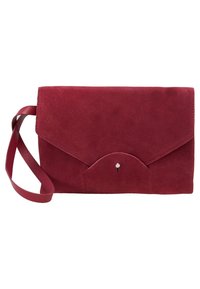 Červená semišová kabelka přes rameno s klopovým uzávěrem, detailem s připínáčkem a ramenním popruhem. Hladká textura a ostré hrany vytvářejí elegantní design.