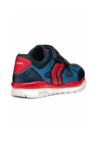 Zapatillas GEOX con un esquema de color en azul marino y rojo. Parte superior sintética, correa de Velcro y suela de goma blanca con agujeros de ventilación.